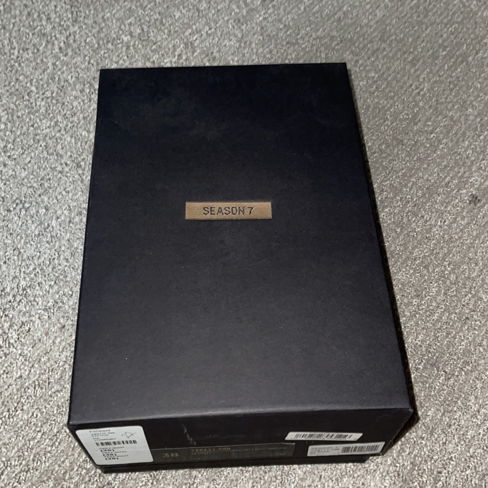 BNWT YEEZY BOOTS - Picture 5 of 9